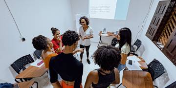 Jovens dialogam sobre o futuro após o ensino médio